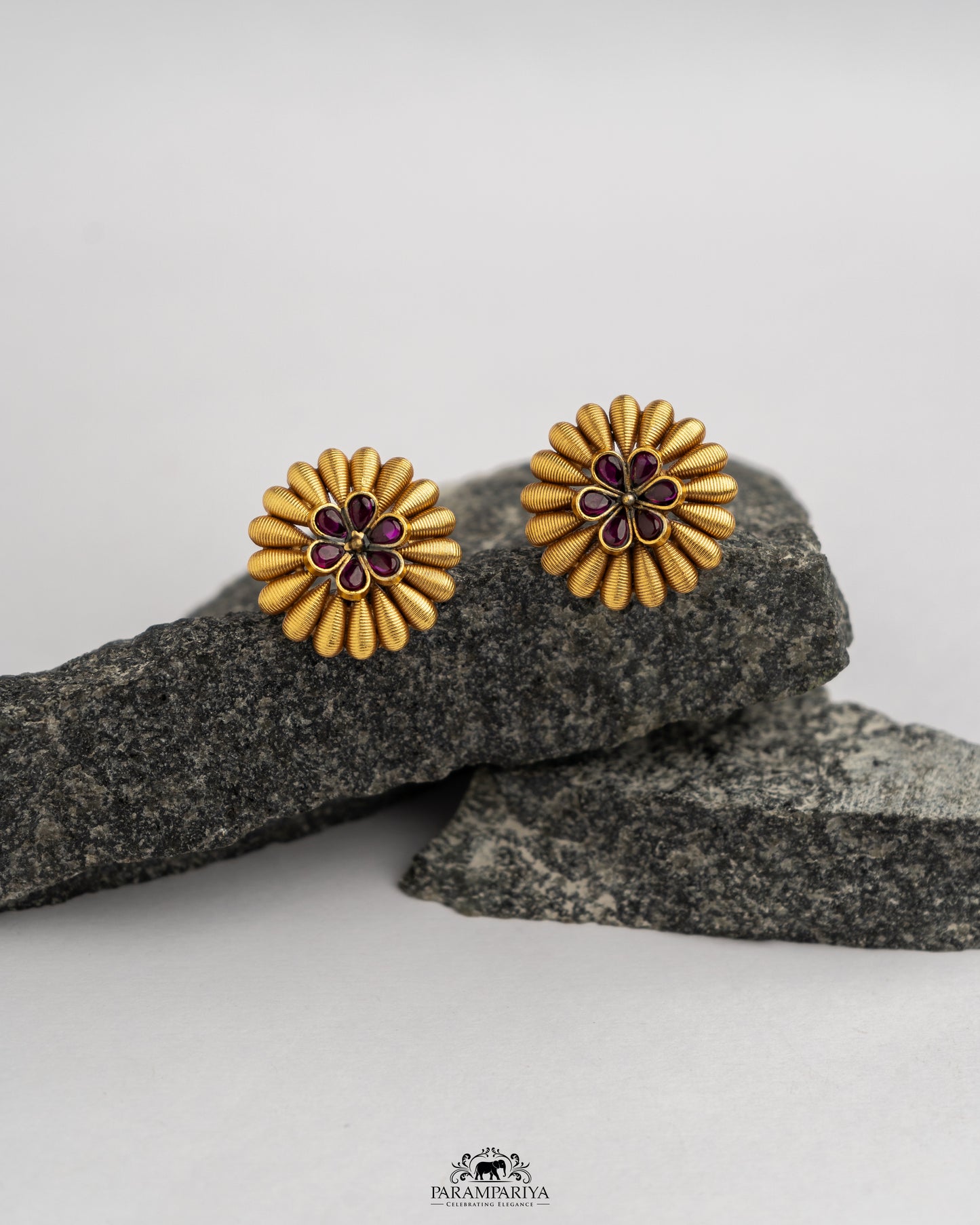 January Minimals!!
92.5 pure silver gold micron plated ear studs foor a simple yet elegant look.
