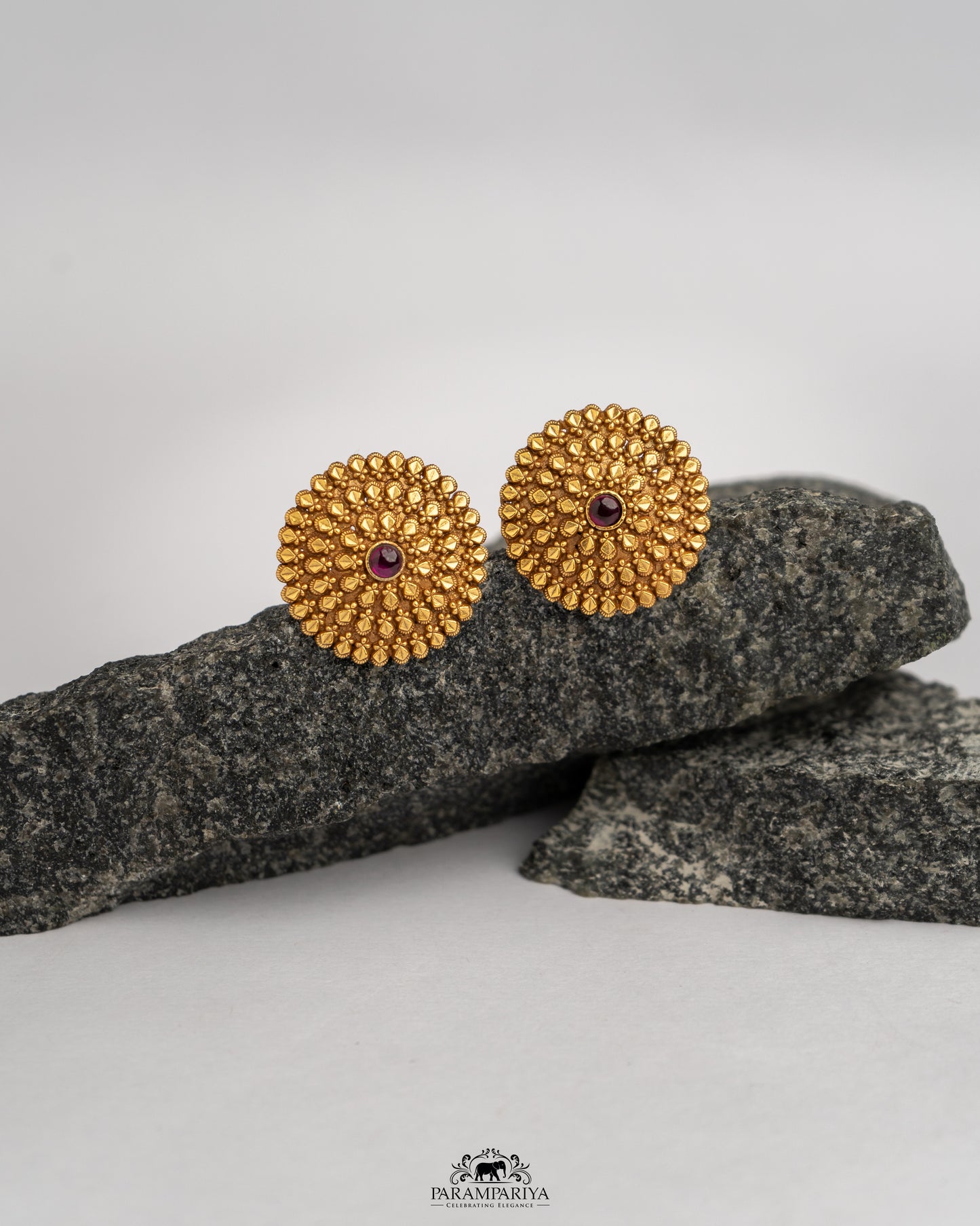 January Minimals!!
92.5 pure silver gold micron plated ear studs foor a simple yet elegant look.