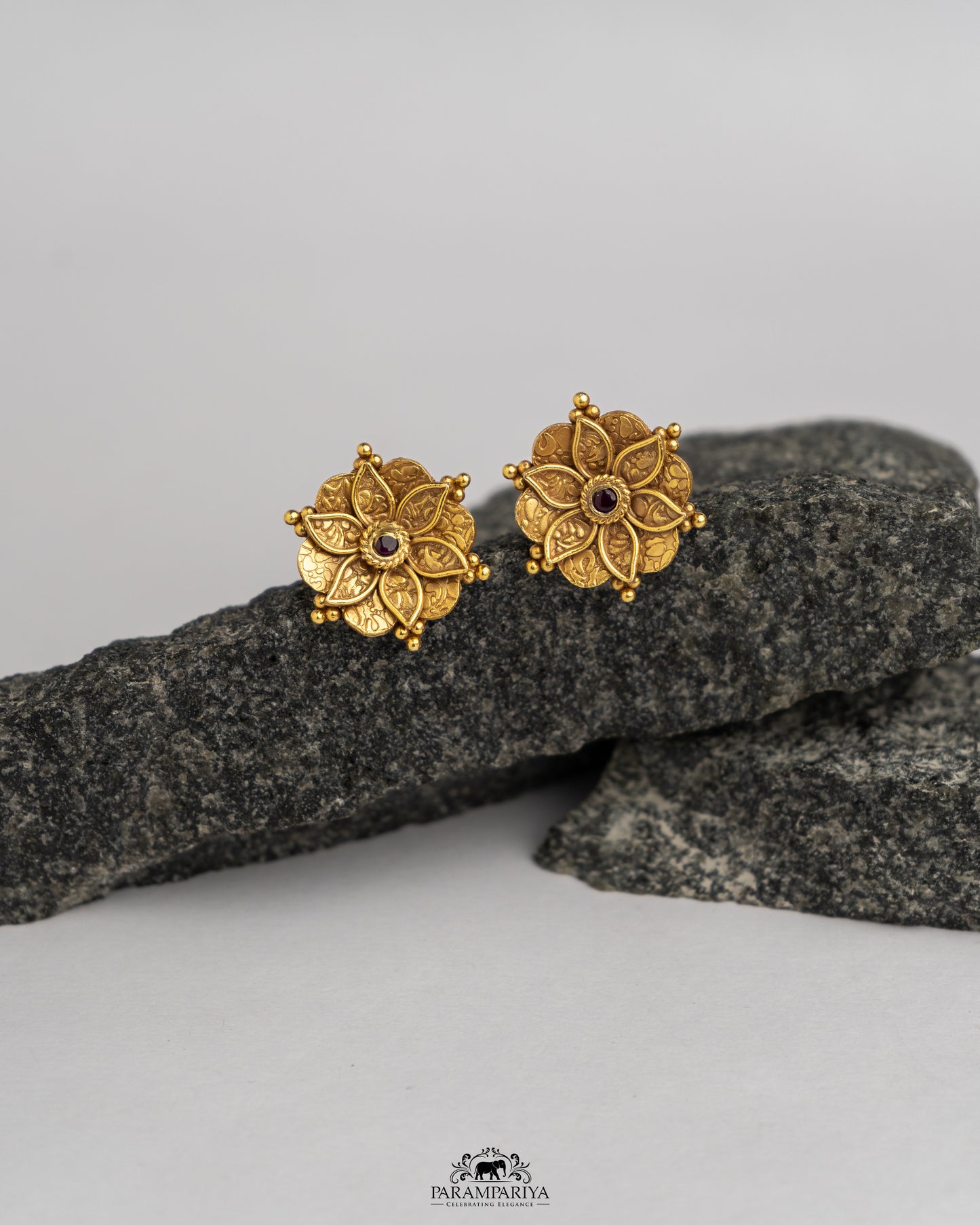 January Minimals!!
92.5 pure silver gold micron plated ear studs foor a simple yet elegant look.