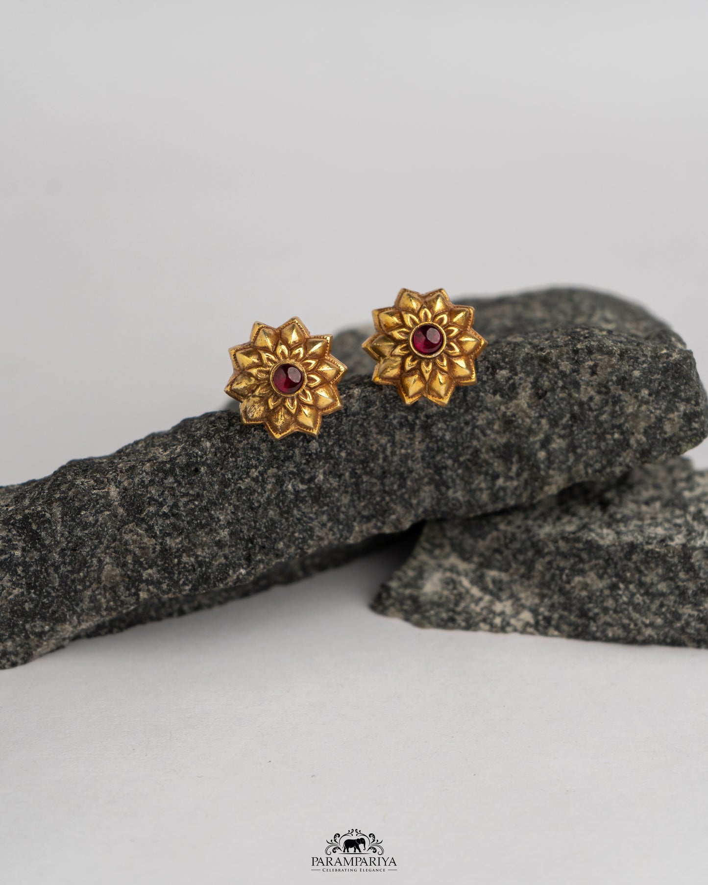 January Minimals!!
92.5 pure silver gold micron plated ear studs foor a simple yet elegant look.