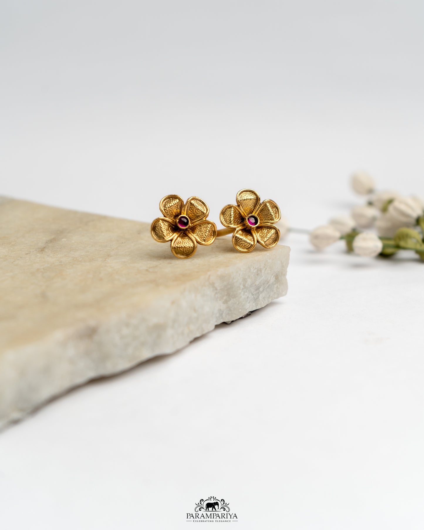 Winter Ring Edit!!
92.5 pure silver gold micron plated finger rings.