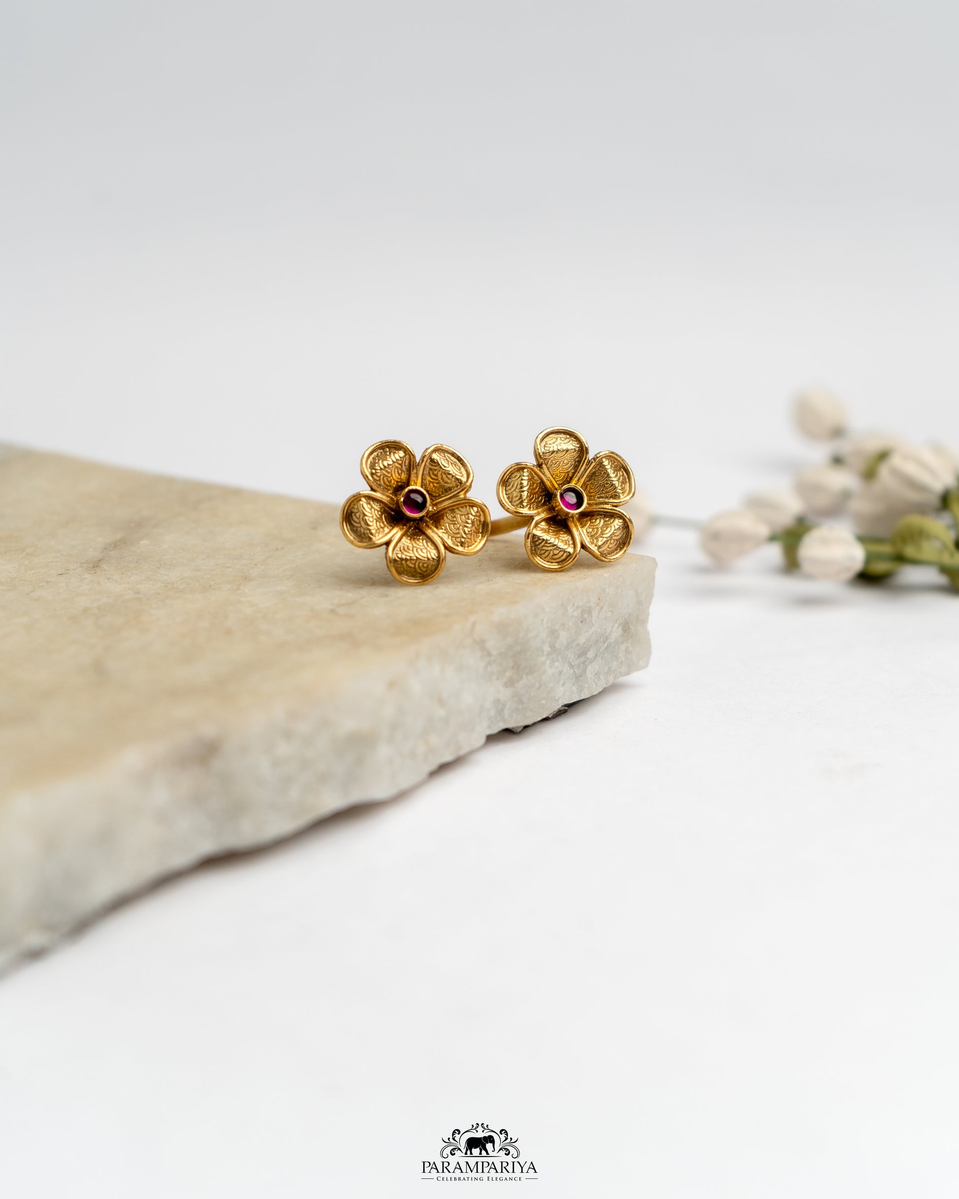 Winter Ring Edit!!
92.5 pure silver gold micron plated finger rings.