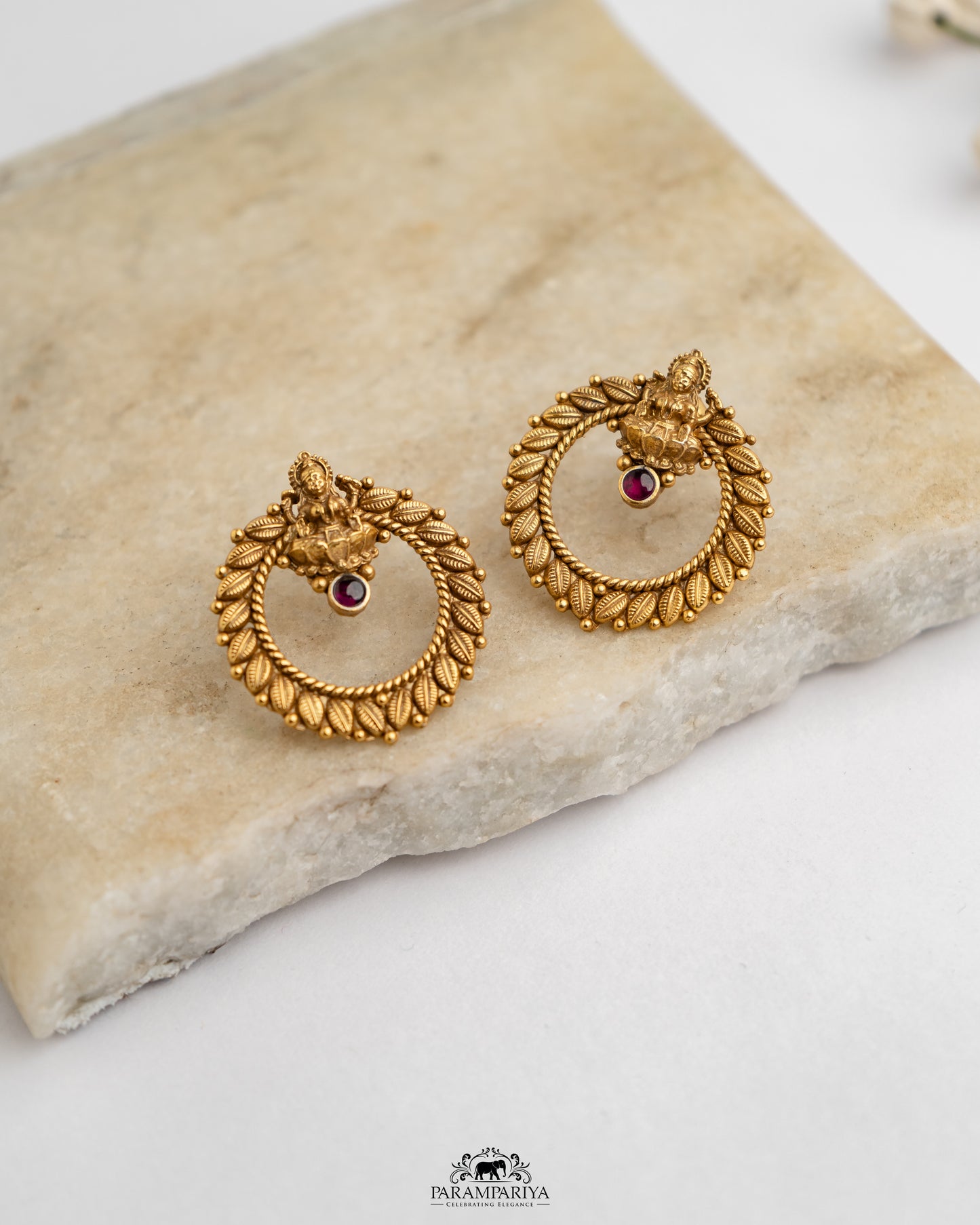 Circle Statement!!
92.5 pure silver micron gold plated statement ear stud.