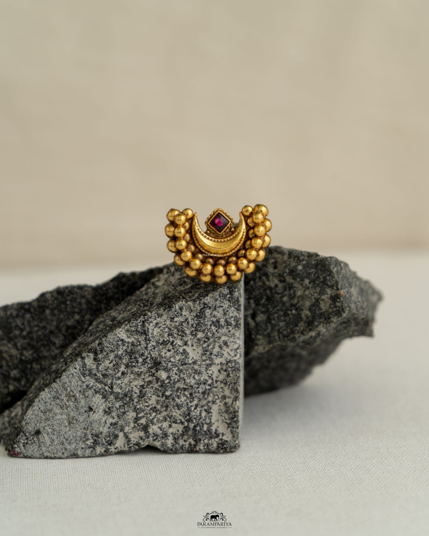 Nesan Finger Ring