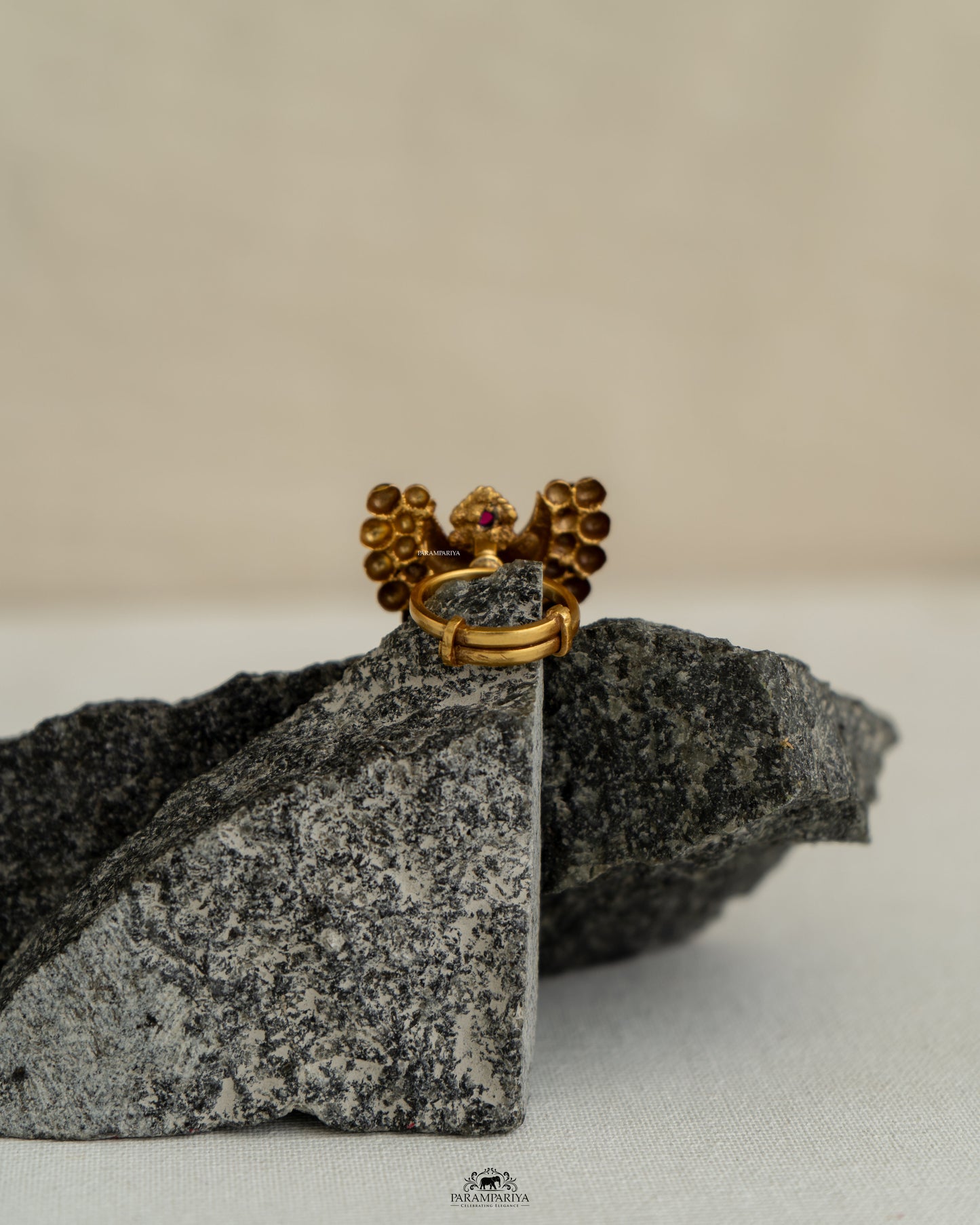 Nesan Finger Ring