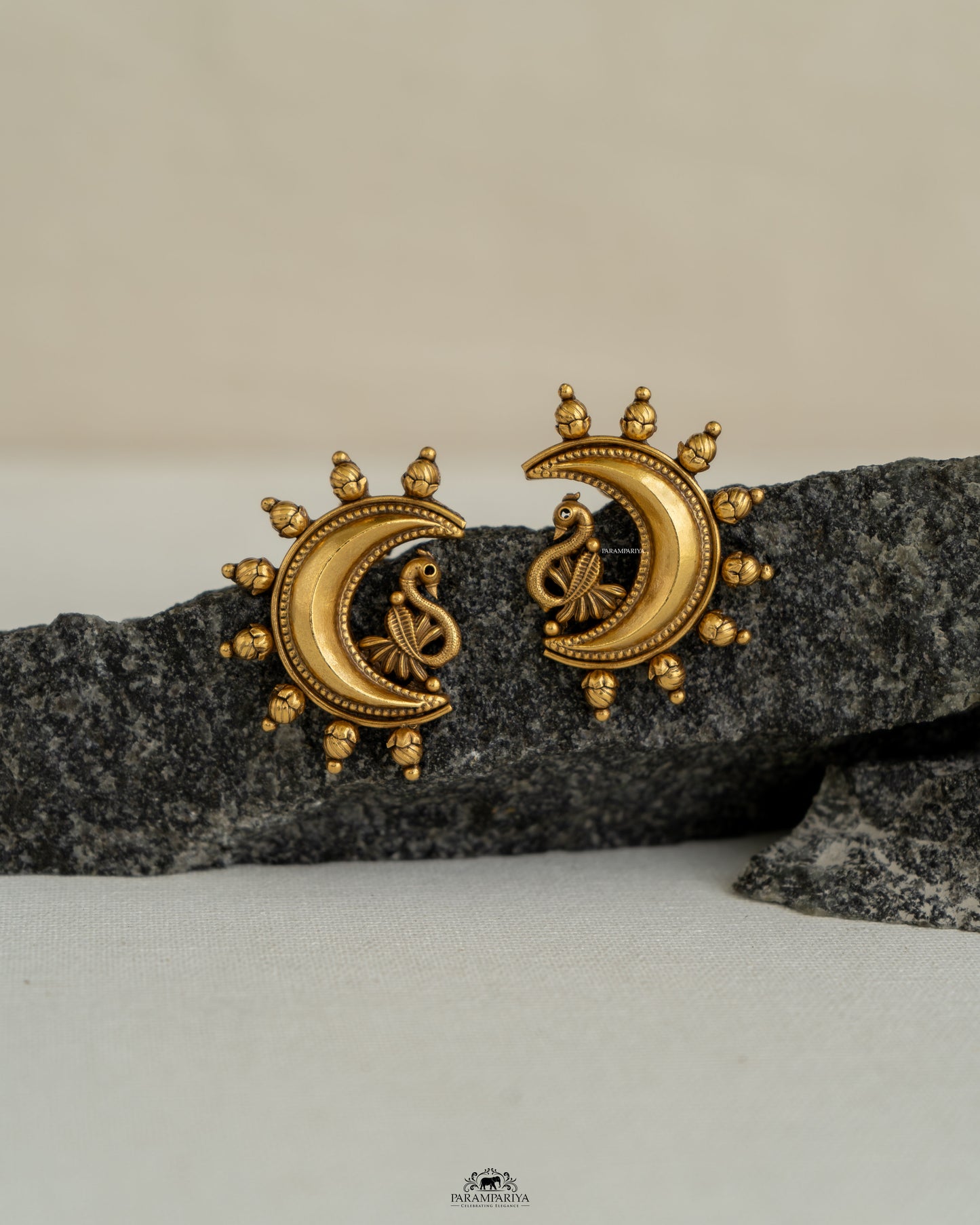 Contemporary Charm!!
Elegant pure silver gold plated ear studs for a classy look.