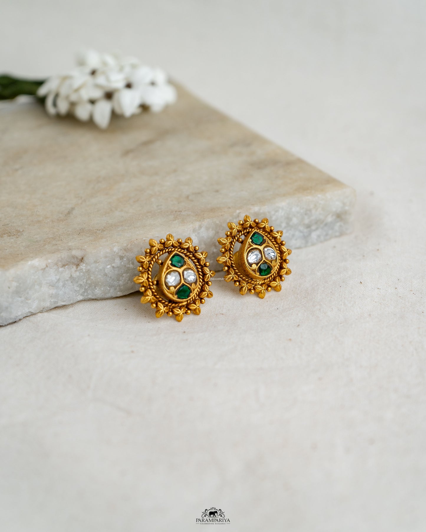 Minimal Hues!!
92.5 pure silver gold micron plated kundan stud earrings.
