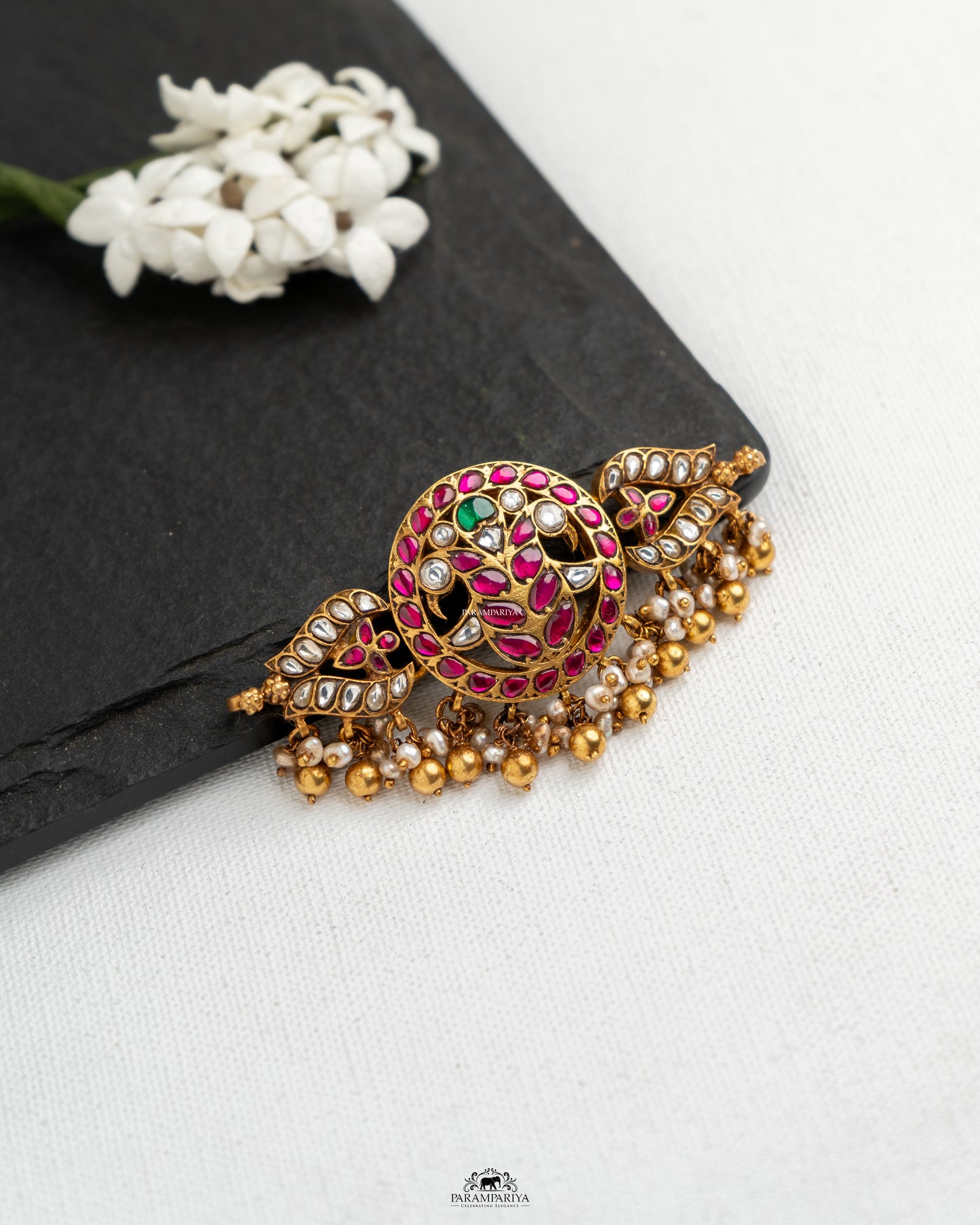 Minimalistic Choker!!
92.5 pure silver micron gold plated kundan choker