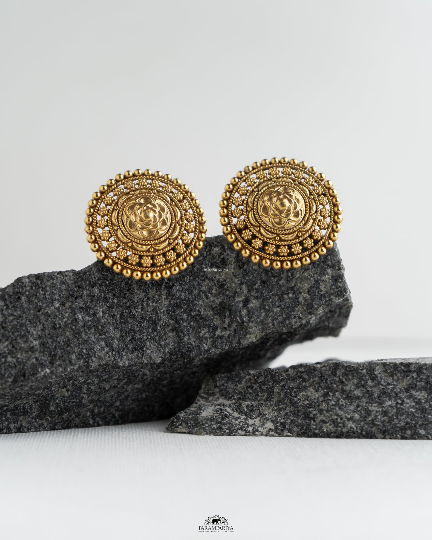 Stud Edit!!
92.5 pure silver gold micron plated stud earrings.