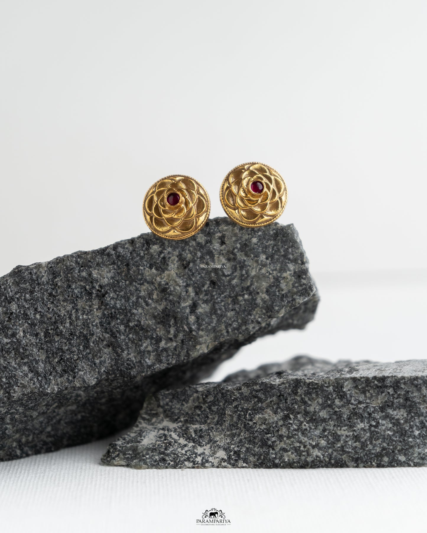 Stud Edit!!
92.5 pure silver gold micron plated stud earrings.