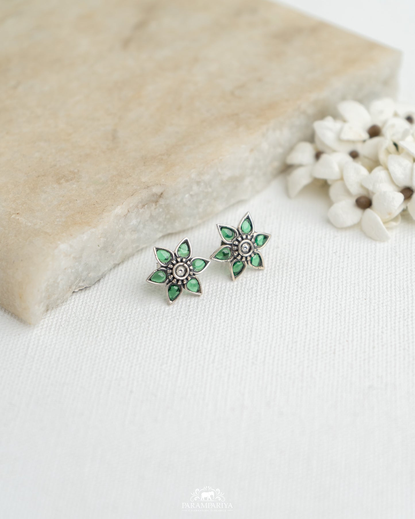 Floral Minimals!!
92.5 pure silver studs.