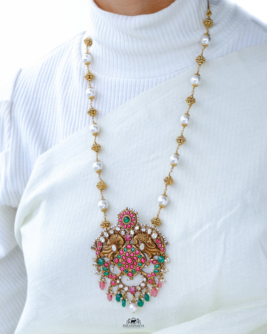 Timeless and elegant, the Nithra Necklace is the perfect addition to any collection. Crafted from pure silver gold micron plating, this antique temple necklace is set with sparkling kundan and moissanite stones, accentuated with fresh water pearls.