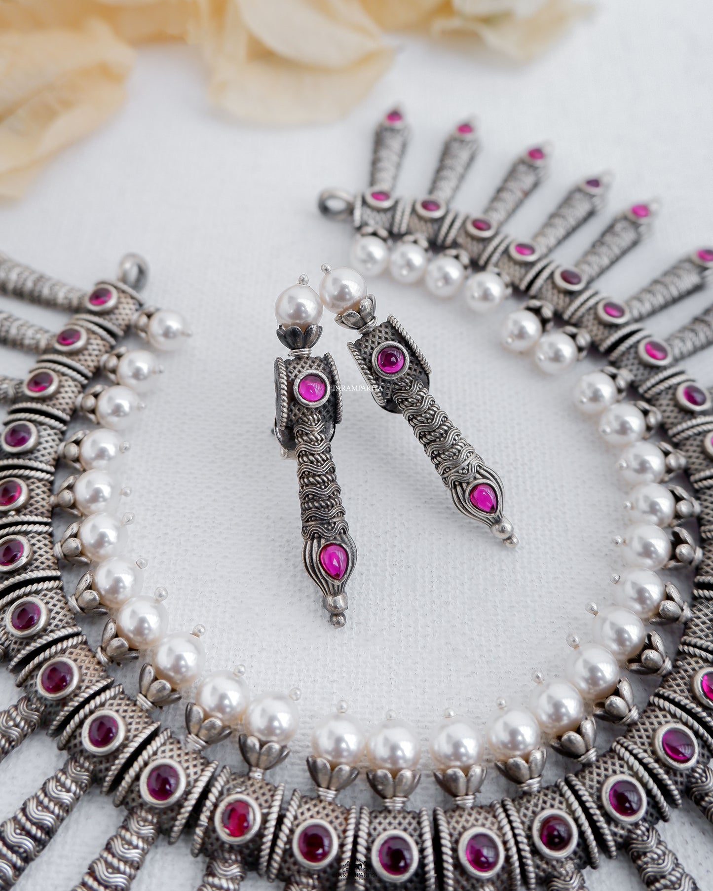 Enhance your style with this exquisite 92.5 pure silver spike necklace set, featuring stunning kemp stones for added allure.