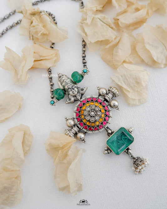 This contemporary necklace features a doublet green stone and is made of 92.5 pure silver, making it the perfect statement piece to elevate any stylish outfit.