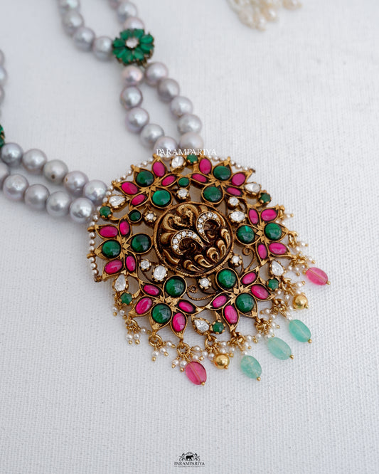 Lustrous Charm of Pearls!!
Pure silver micron gold plated kundan pendant blended with grey fresh water pearls.
#pearlnecklace #greypearls #pearls #kundanandpearls #pearlmala