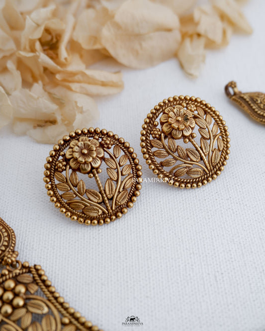 This necklace set is made of pure silver and features a micron gold plated design with delicate floral patterns. Accompanied by matching earrings, it creates a minimal yet elegant appearance.