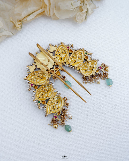 The Zara Billa is an exquisite Antique Bridal Jada billa, crafted with pure silver and gold micron plating. Adorned with kundan stones and sparkling moissanite stones, this piece exudes timeless beauty and elegance. Enhance your bridal look with this high-quality, expertly crafted billa.