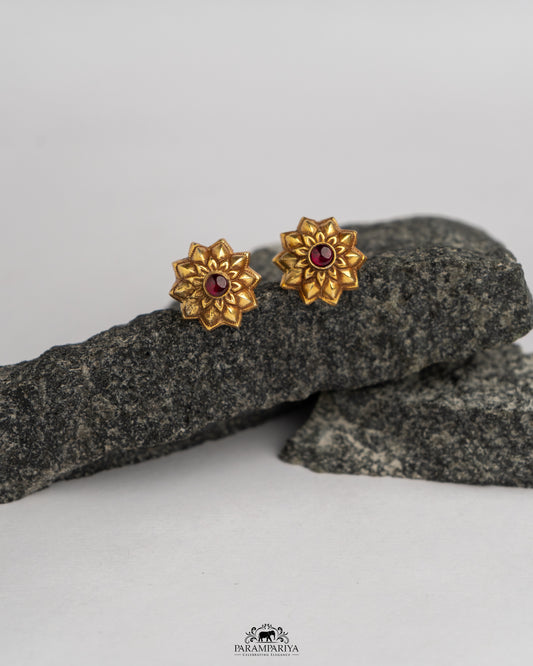 January Minimals!!

92.5 pure silver gold micron plated ear studs foor a simple yet elegant look.
