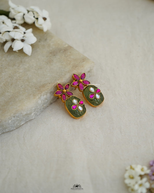 Minimal Edit!!

pure silver gold micron plated kundan inlay stud earrings.