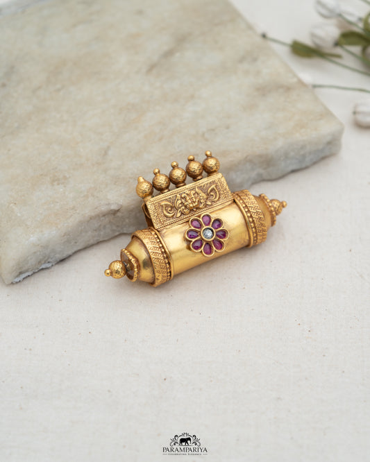 The Tribal Art!!

Start a conversation with this unique versatile statement,a 92.5 pure silver micron gold-plated pendants to pair it with chain or hasli.