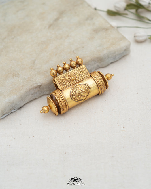 The Tribal Art!!

Start a conversation with this unique versatile statement,a 92.5 pure silver micron gold-plated pendants to pair it with chain or hasli.