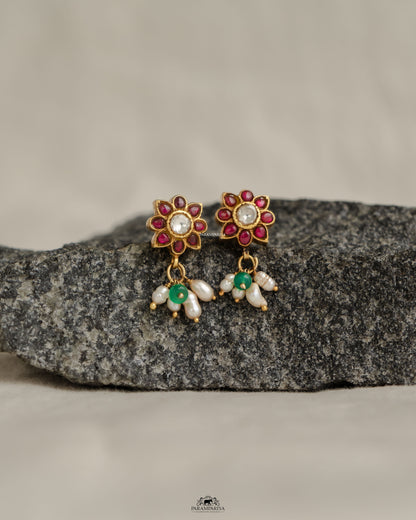 Minimal Edit!!

pure silver gold micron plated kundan stud earrings for a very minimal look.