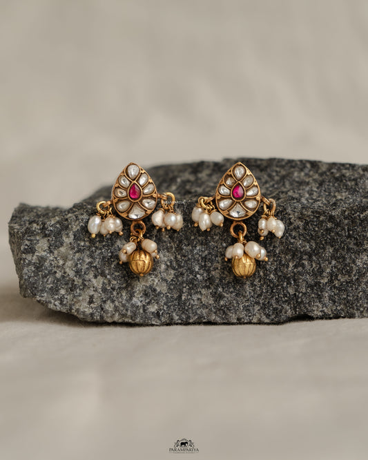 Minimal Edit!!

pure silver gold micron plated kundan stud earrings for a very minimal look.