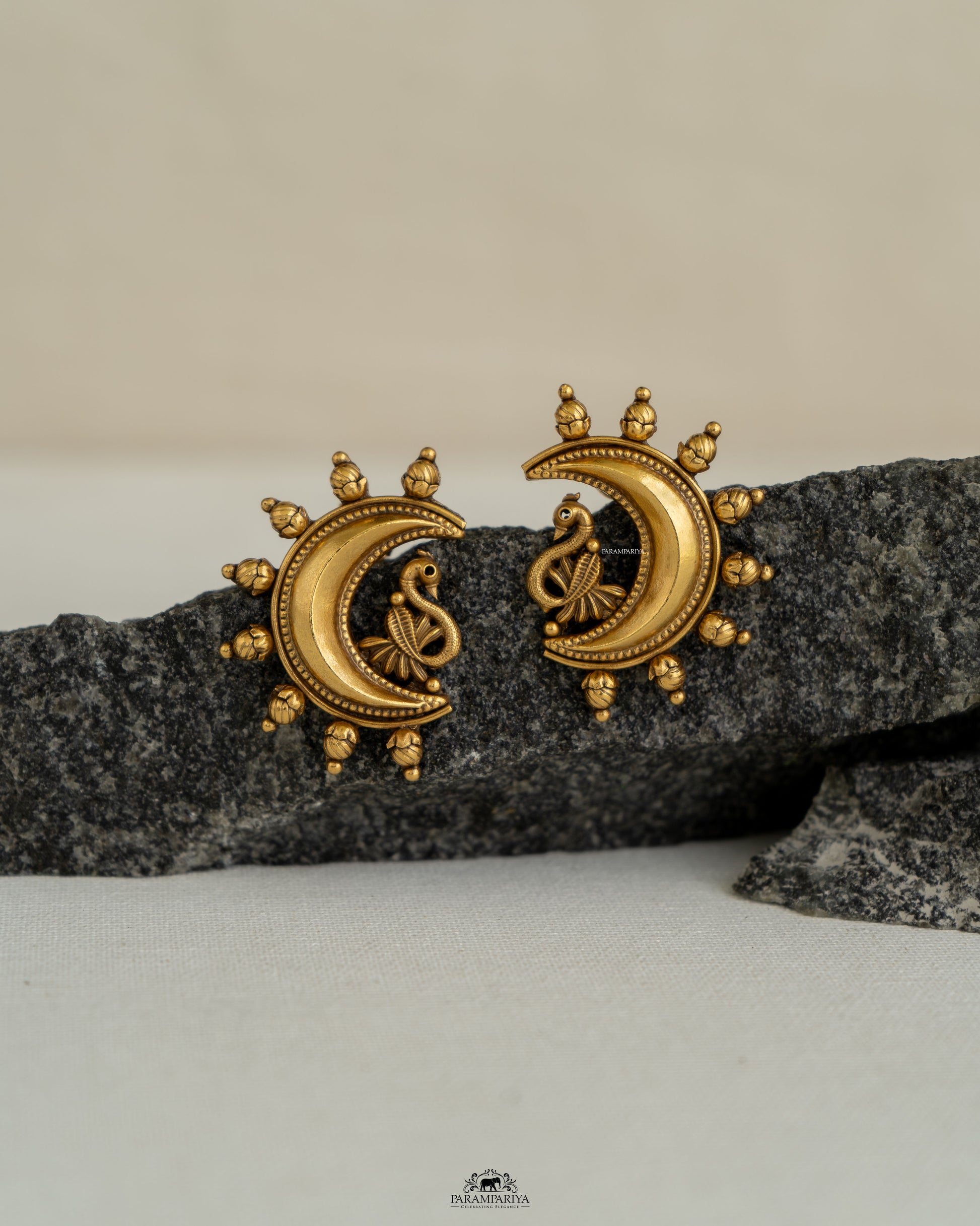 Contemporary Charm!!

Elegant pure silver gold plated ear studs for a classy look.
