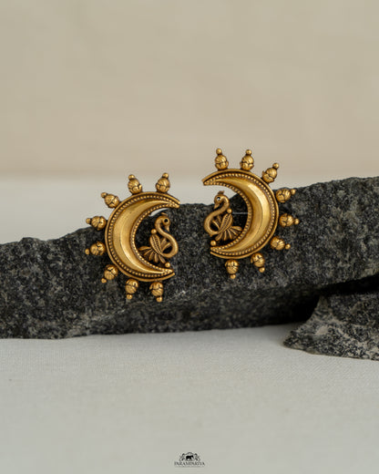 Contemporary Charm!!

Elegant pure silver gold plated ear studs for a classy look.
