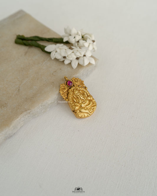 The Divine Bliss!!

92.5 pure silver micron gold plated pendants.