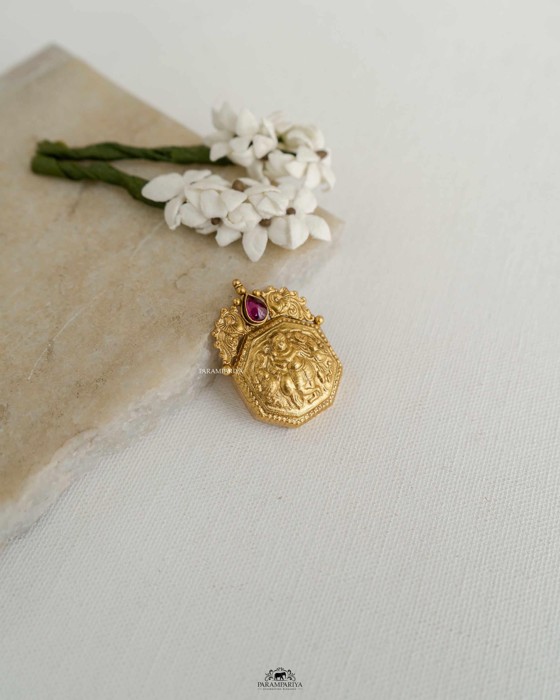 The Divine Bliss!!

92.5 pure silver micron gold plated pendants.
