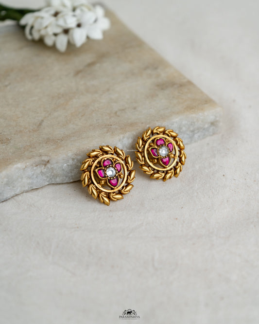 Minimal Hues!!

92.5 pure silver gold micron plated kundan stud earrings.