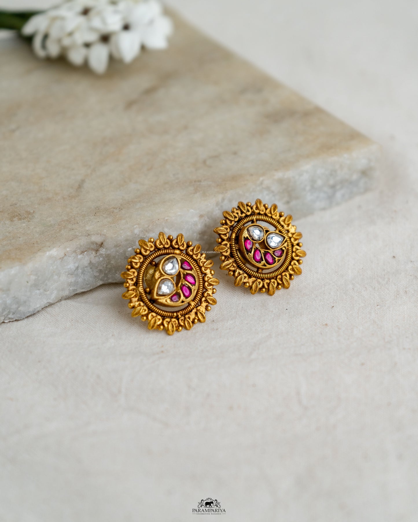 Minimal Hues!!

92.5 pure silver gold micron plated kundan stud earrings.