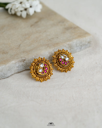 Minimal Hues!!

92.5 pure silver gold micron plated kundan stud earrings.