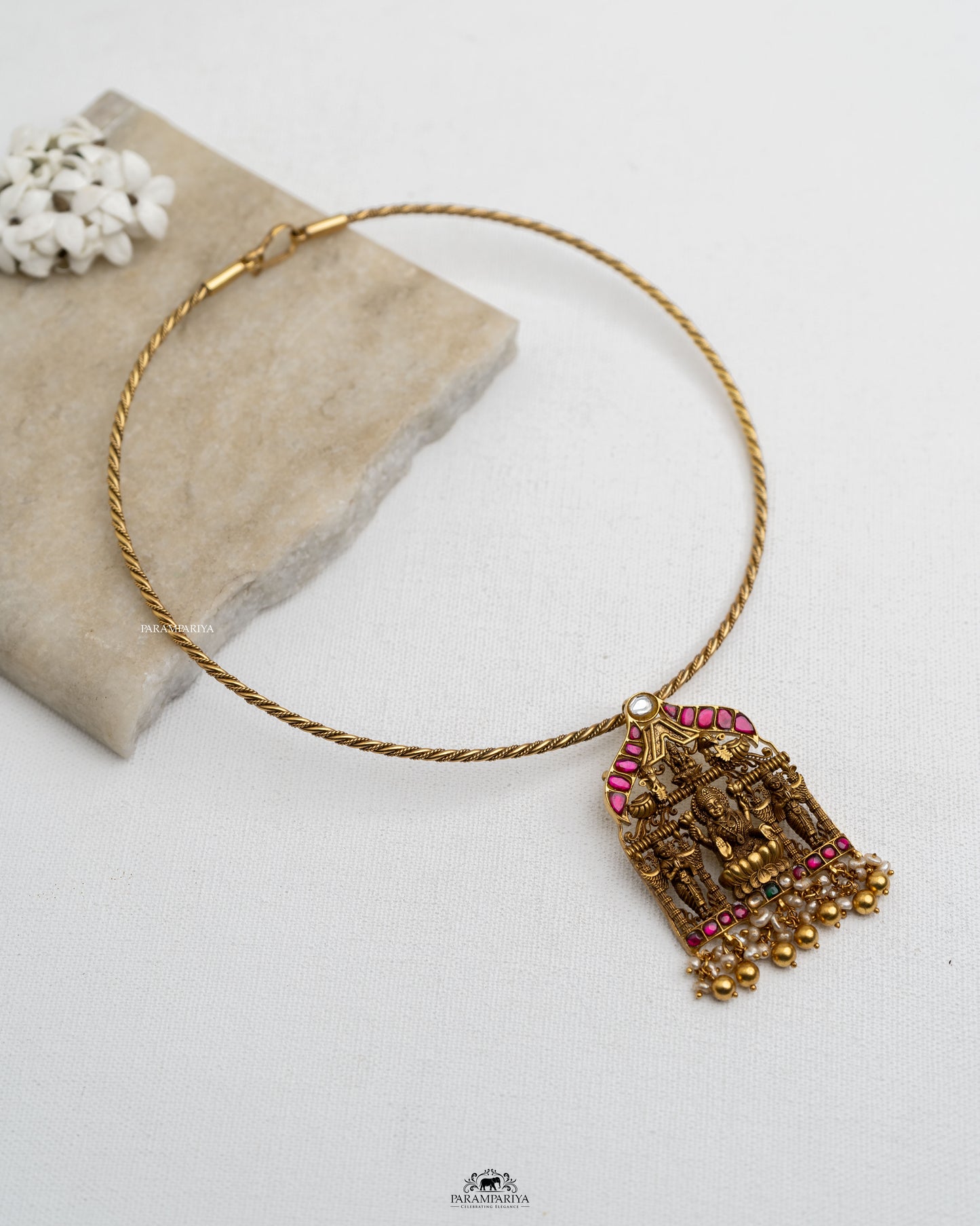 Hasli Hues!!

92.5 pure silver gold plated kundan hasli necklace.