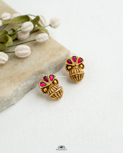 Stud Edit!!

92.5 pure silver gold micron plated stud.