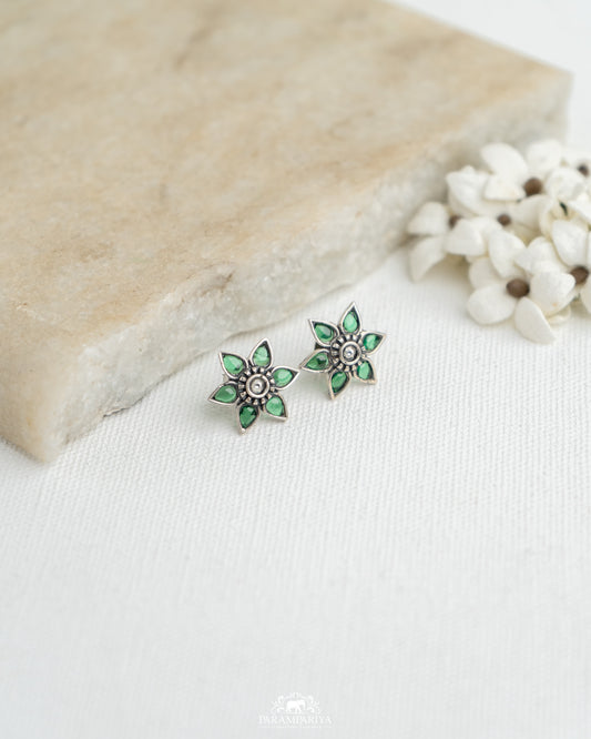 Floral Minimals!!

92.5 pure silver studs.