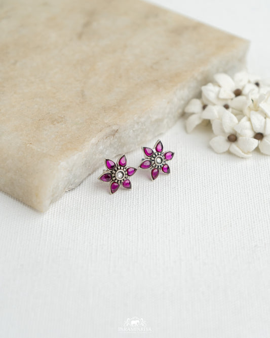 Floral Minimals!!

92.5 pure silver studs.