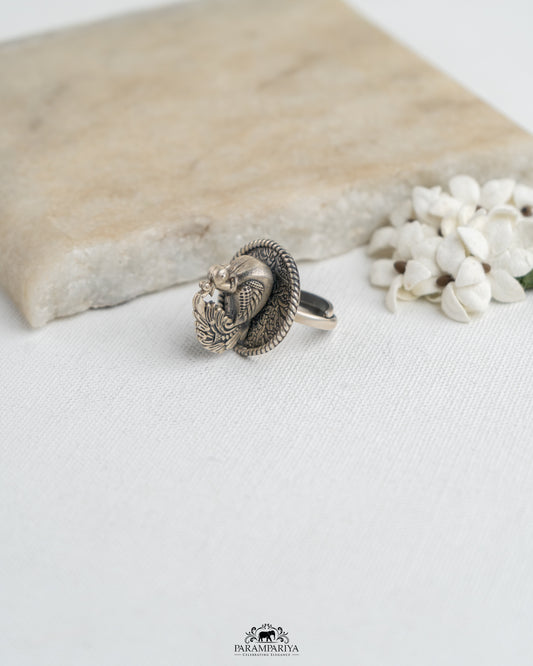Pavo Finger Ring