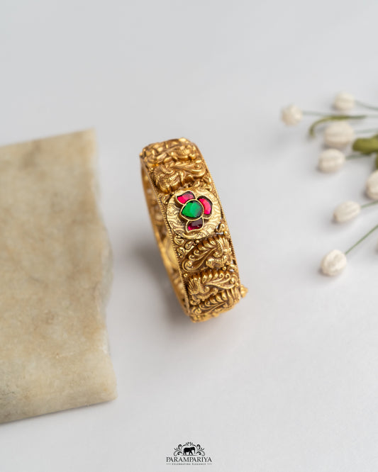 This beautiful set of bangles are crafted with pure silver and gold plated for enhanced radiance. Showcasing intricate nakshi work adorned with kundan stones, these bangles bring a timeless elegance to any look.

