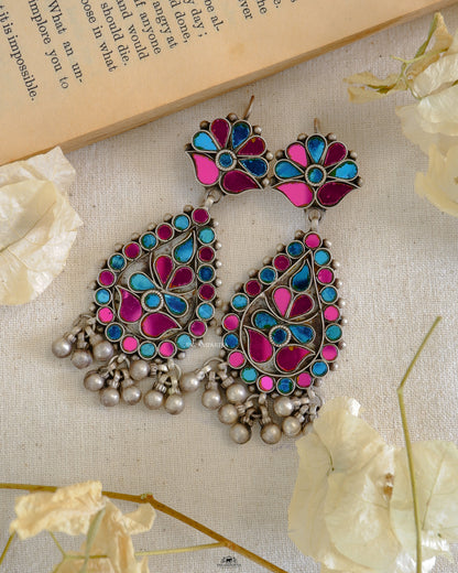 Look absolutely stunning with Isro Earrings! Crafted with pure silver and a traditional tribal design, these glass hook earrings will bring a unique style to any outfit.