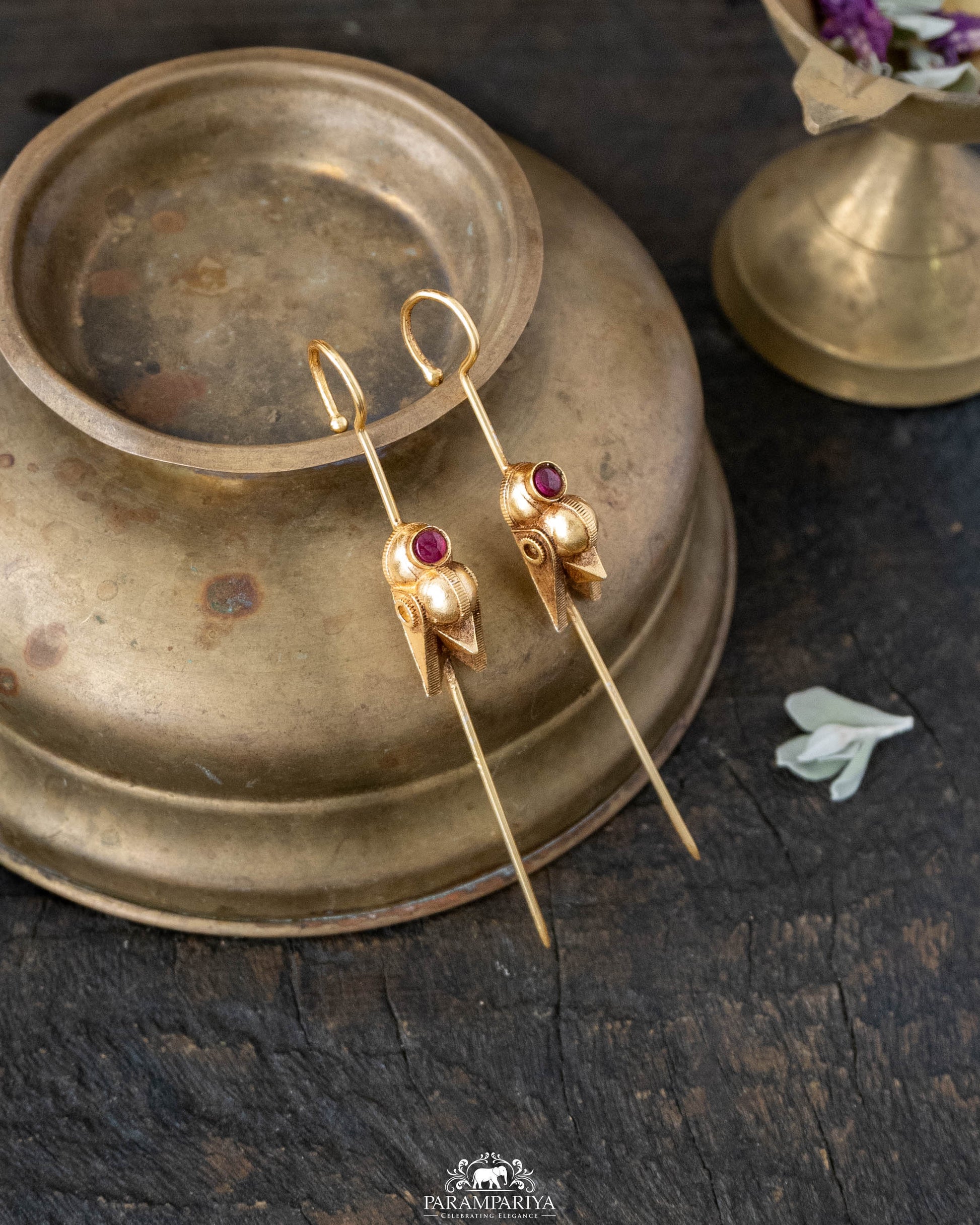 Edge &amp; Elegance!!
Introducing our Needle Earcuffs featuring bold statement motifs crafted in pure silver with a rich gold micron-plated finish - a striking blend of traditional artistry and contemporary elegance.