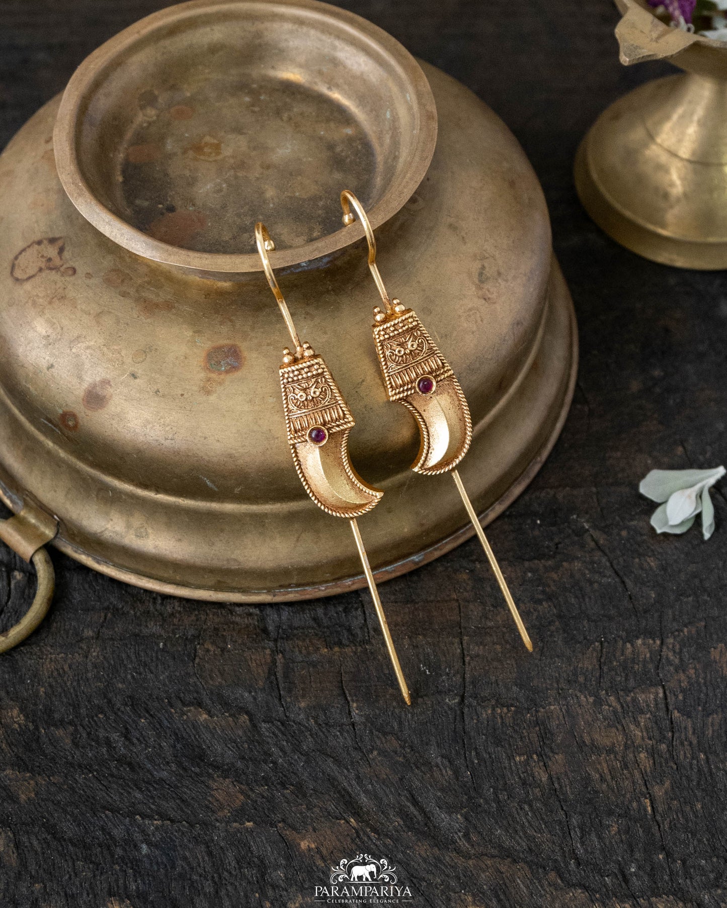 Edge &amp; Elegance!!
Introducing our Needle Earcuffs featuring bold statement motifs crafted in pure silver with a rich gold micron-plated finish - a striking blend of traditional artistry and contemporary elegance.