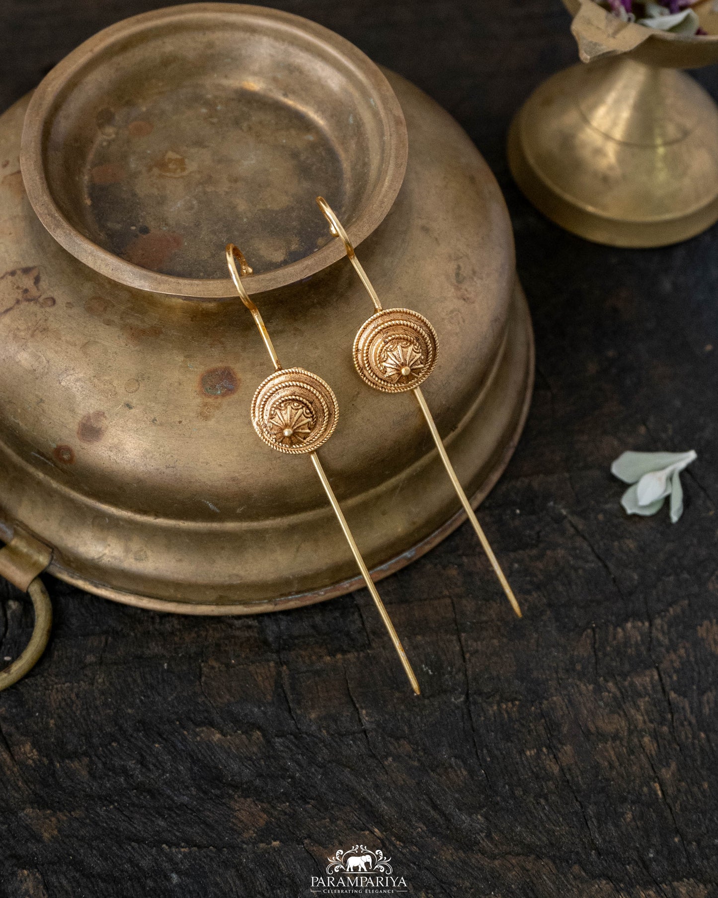 Edge &amp; Elegance!!
Introducing our Needle Earcuffs featuring bold statement motifs crafted in pure silver with a rich gold micron-plated finish - a striking blend of traditional artistry and contemporary elegance.