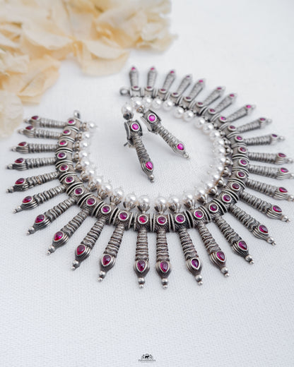 Enhance your style with this exquisite 92.5 pure silver spike necklace set, featuring stunning kemp stones for added allure.