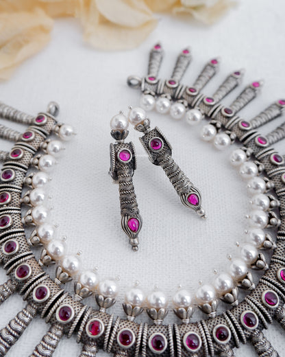 Enhance your style with this exquisite 92.5 pure silver spike necklace set, featuring stunning kemp stones for added allure.