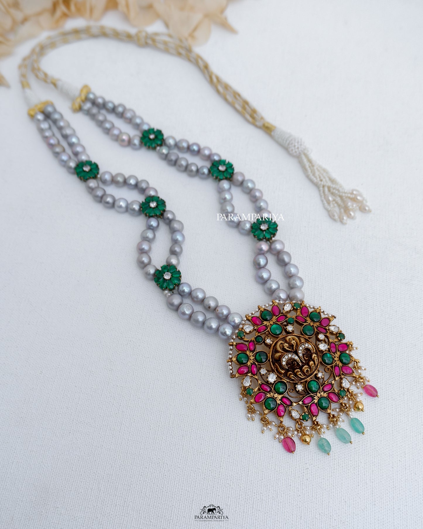 Lustrous Charm of Pearls!!
Pure silver micron gold plated kundan pendant blended with grey fresh water pearls.

#pearlnecklace #greypearls #pearls #kundanandpearls #pearlmala