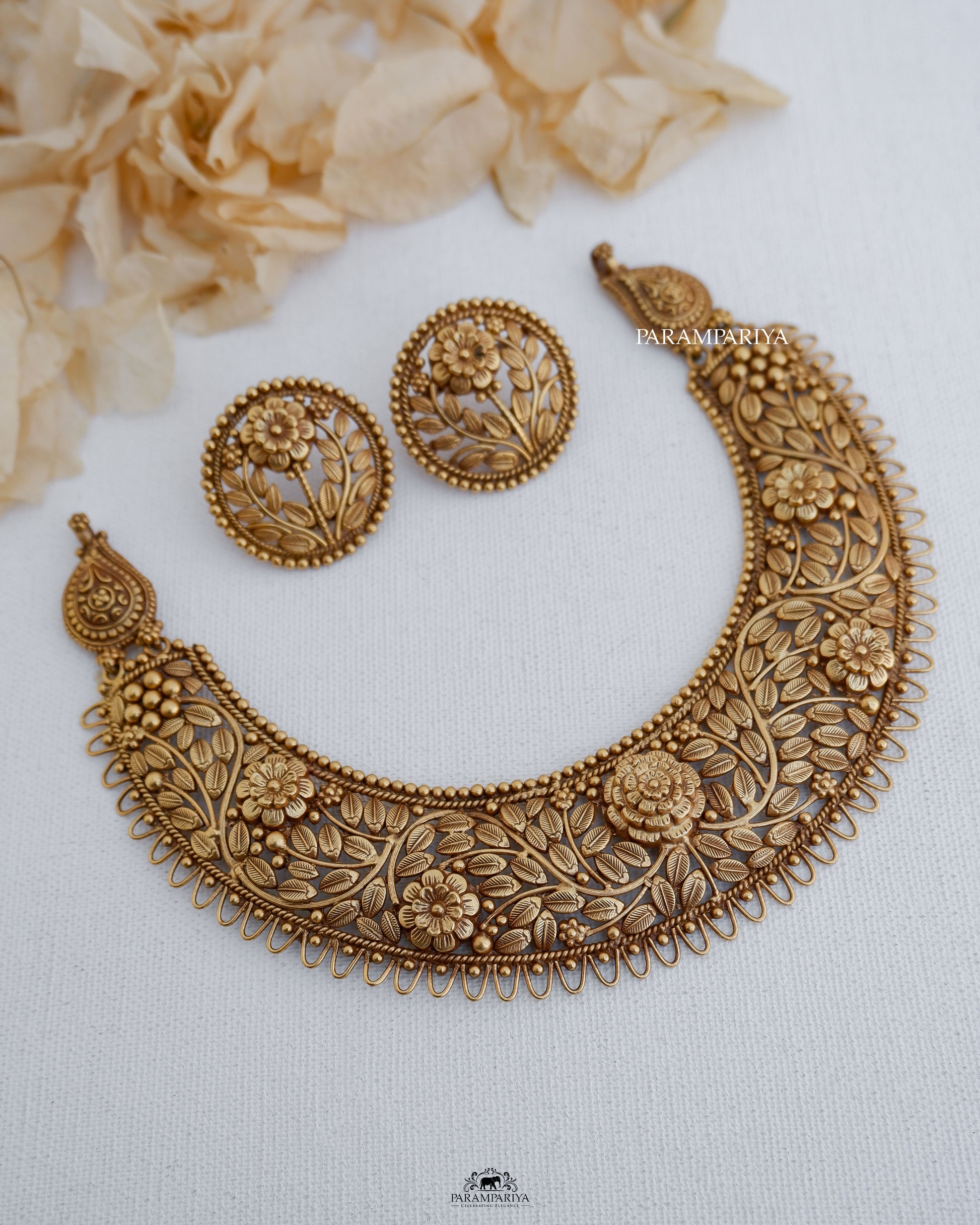 This necklace set is made of pure silver and features a micron gold plated design with delicate floral patterns. Accompanied by matching earrings, it creates a minimal yet elegant appearance.
