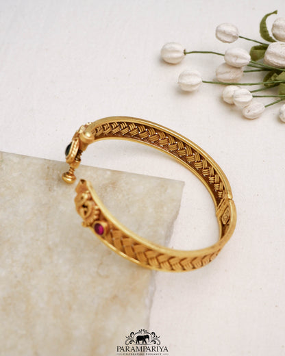 Vivaan Bangle (Single)