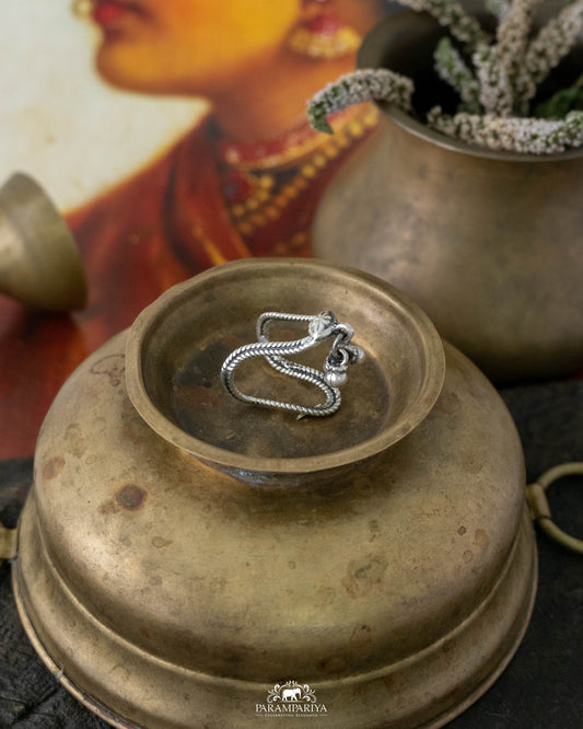 Lakshita Finger Ring